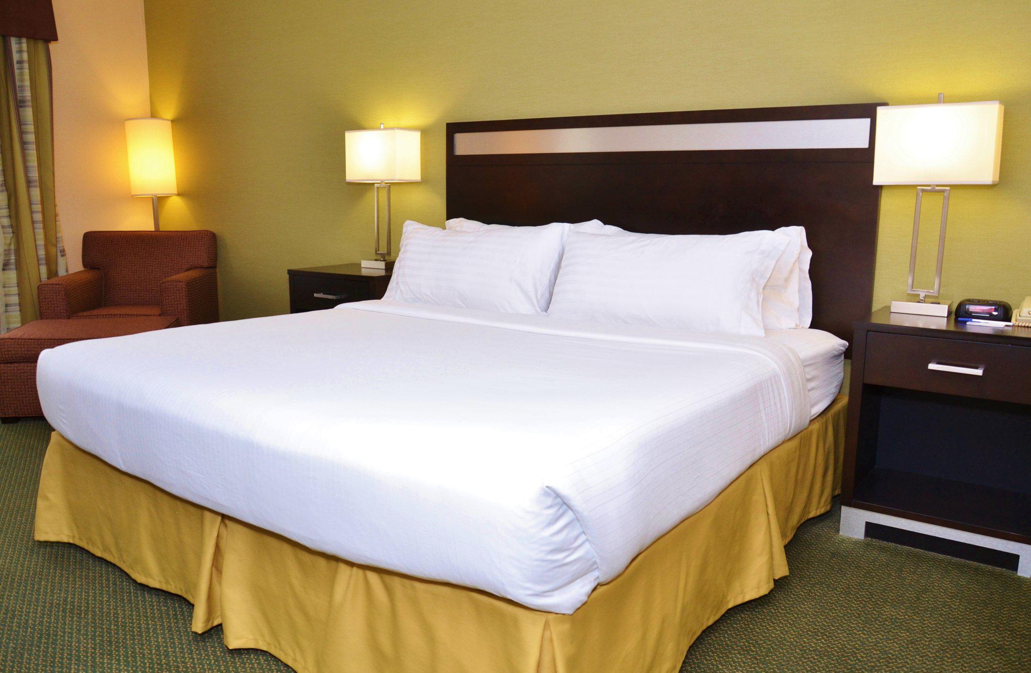 Holiday Inn Express & Suites Center Township Photo