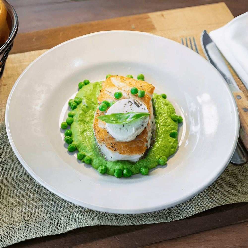 Bar Du Chili Poêlé, Avec Purée De Petit Pois Et Beurre De Truffe Noire