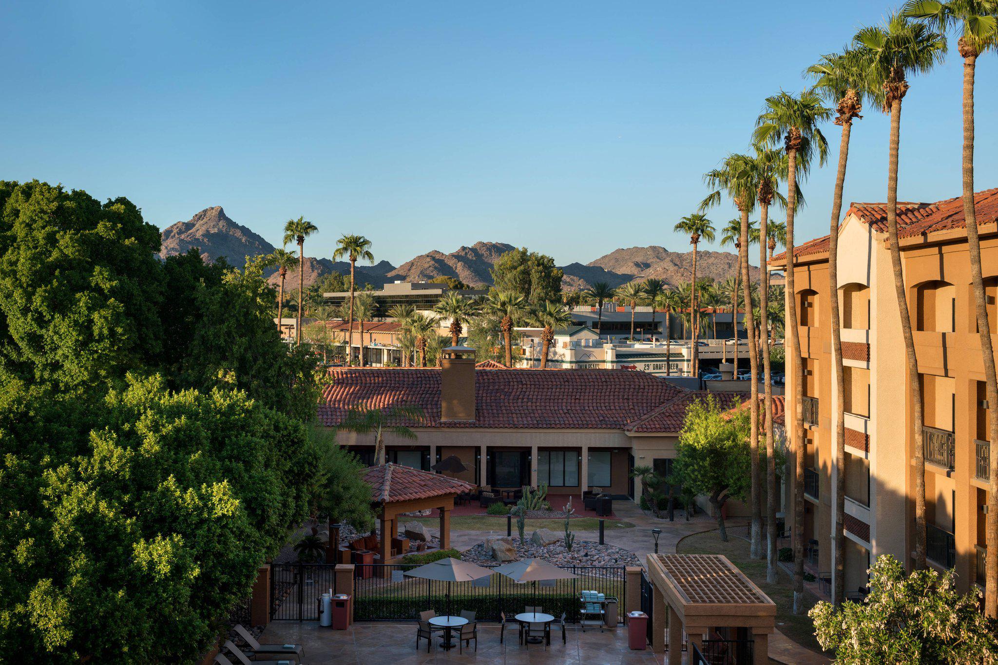 Courtyard by Marriott Phoenix Camelback Photo