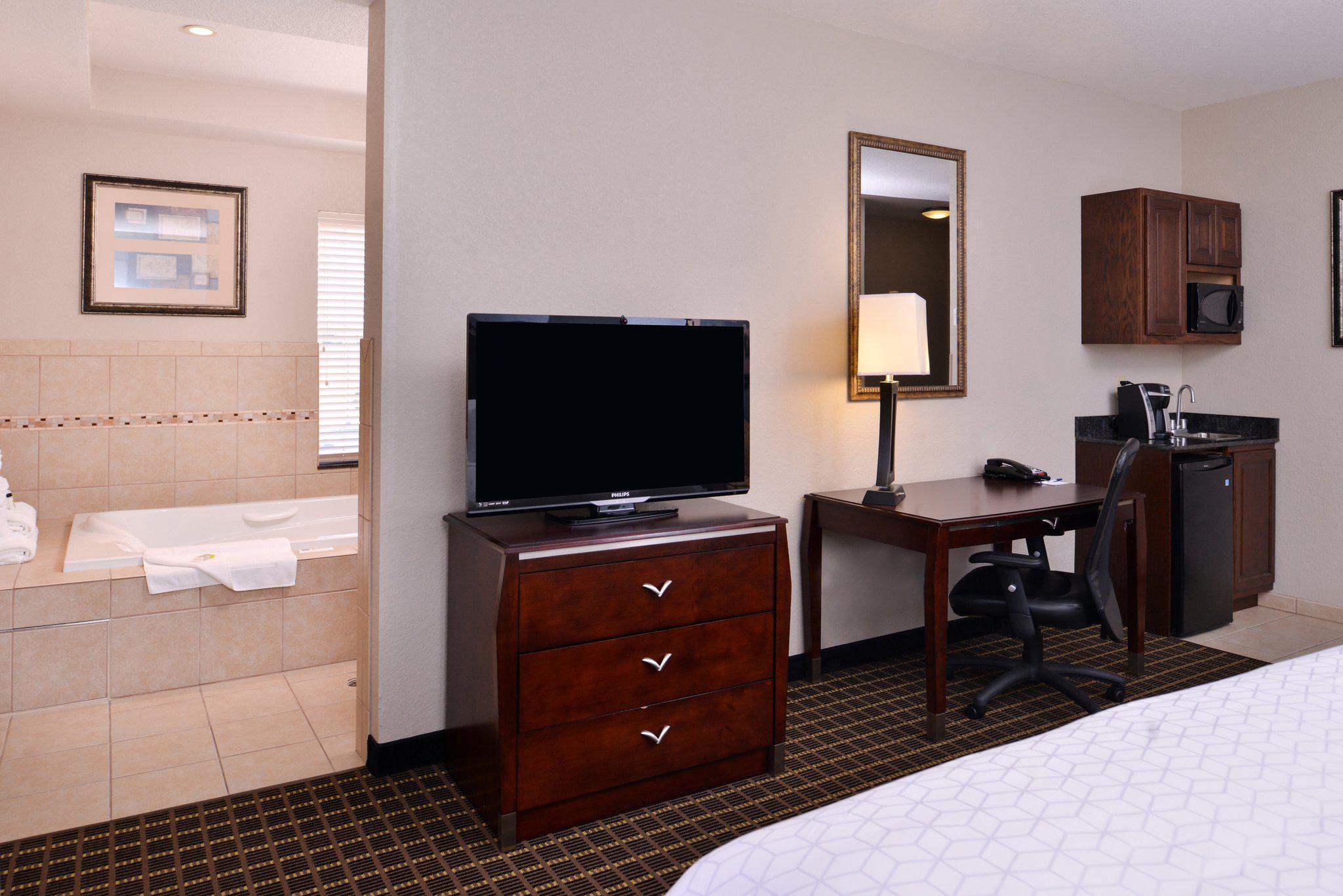 Holiday Inn Express & Suites Pittsburg Photo