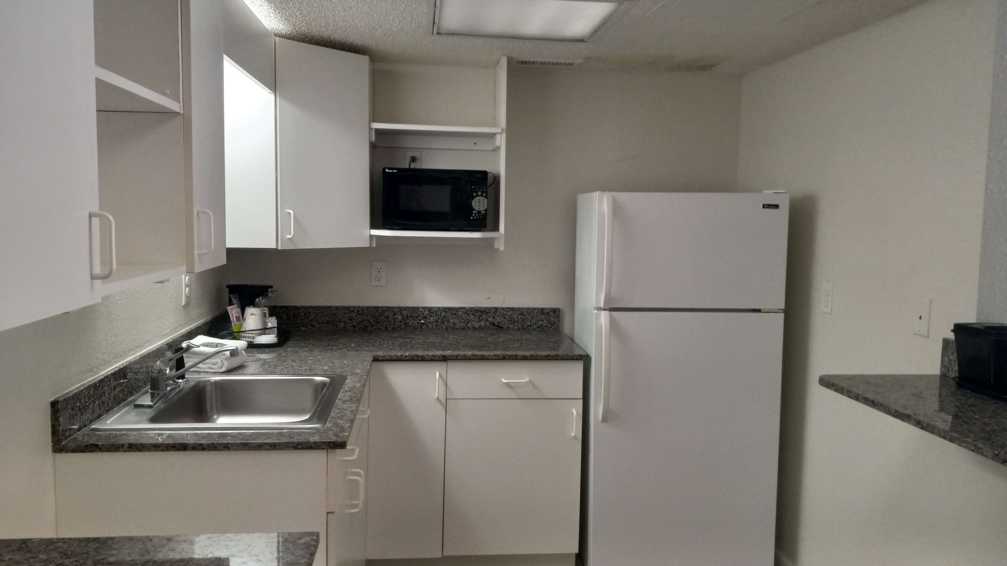 King Suite With Kitchenette + Sofabed + 2 RMs