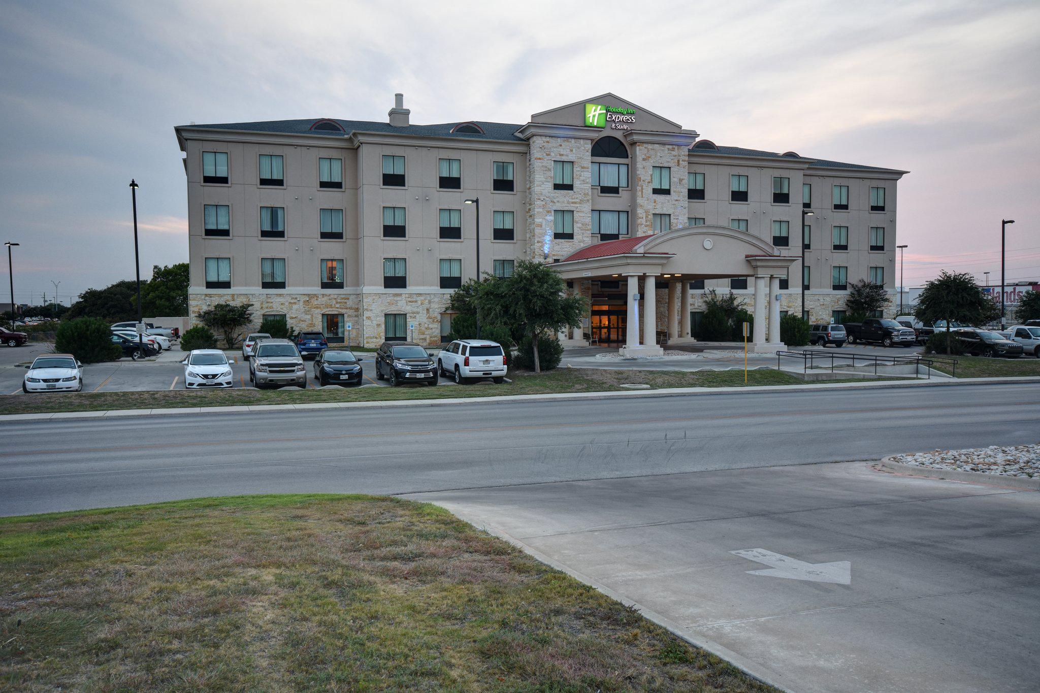 Holiday Inn Express & Suites del Rio Photo