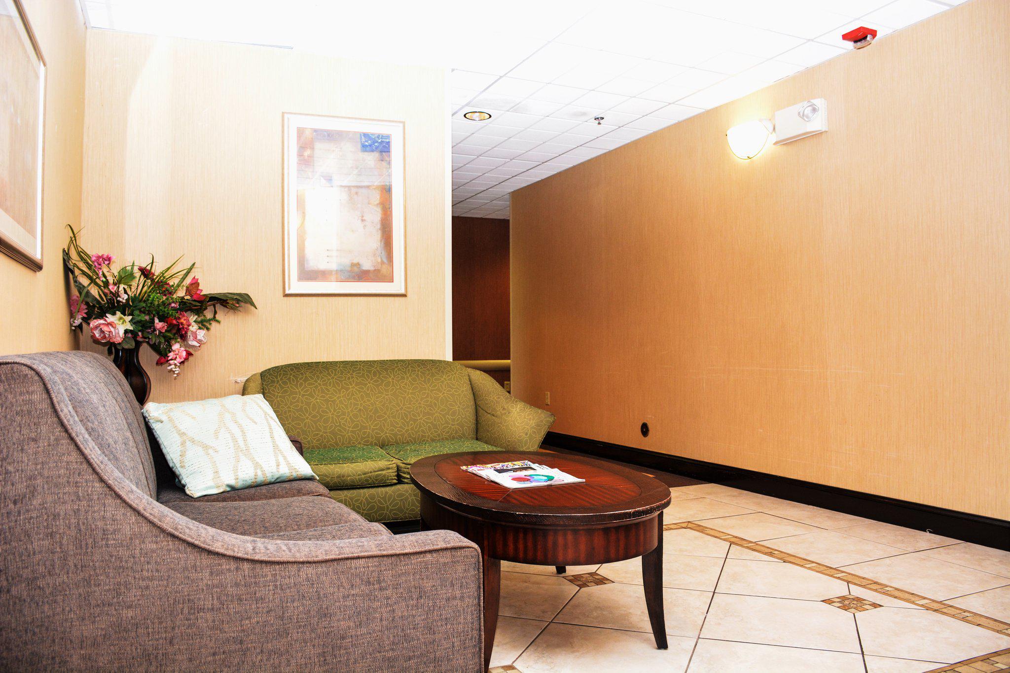 Holiday Inn Express & Suites Fayetteville-Ft. Bragg Photo