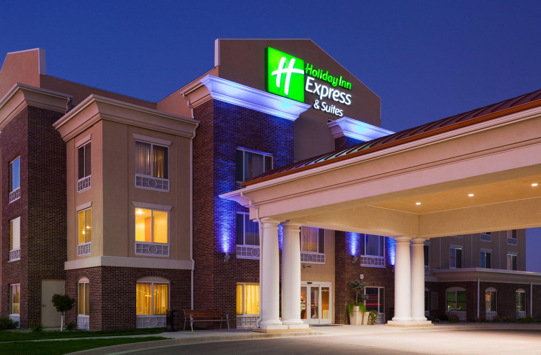 Holiday Inn Express & Suites Minot Photo