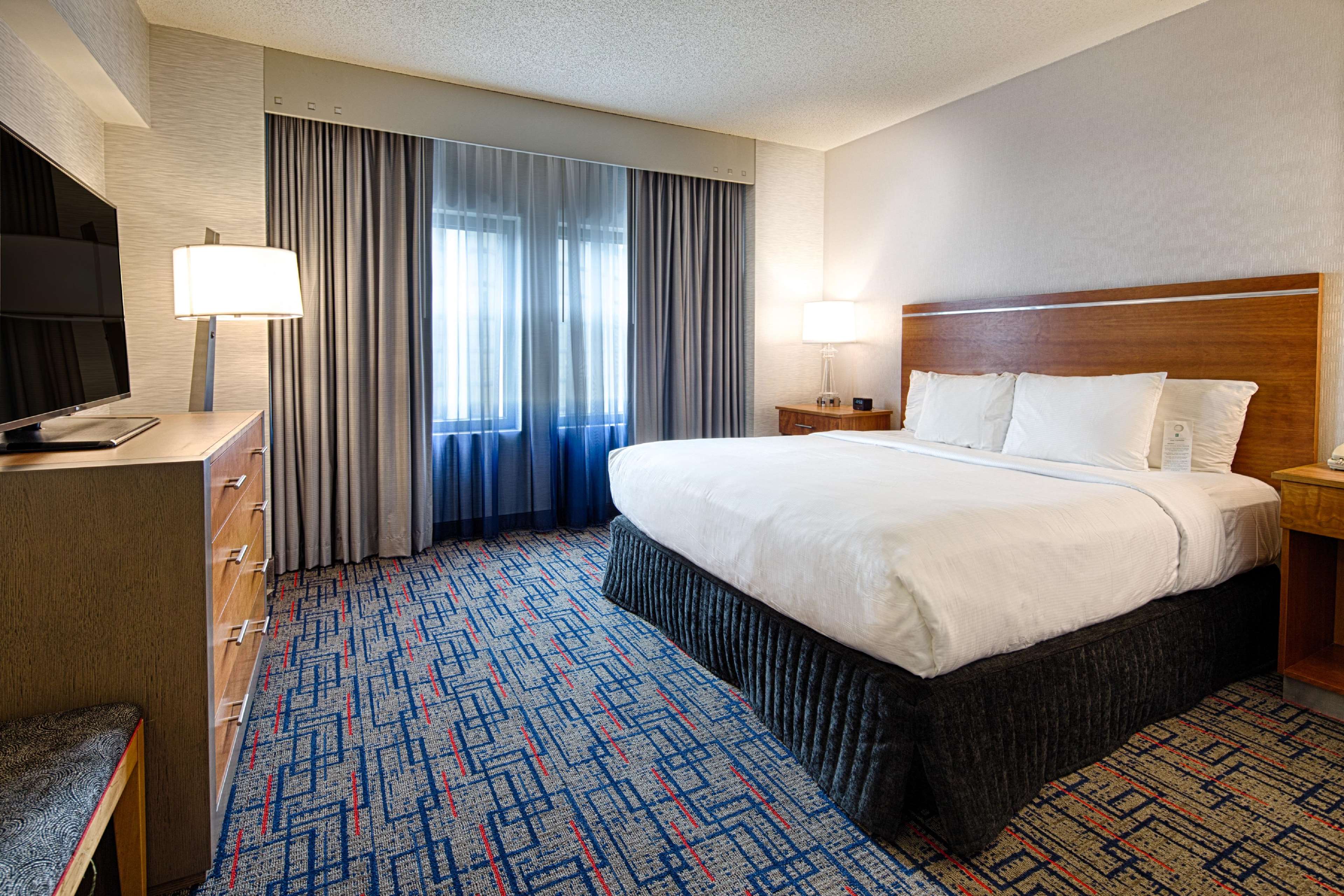 Embassy Suites by Hilton Chicago-O'Hare Rosemont Photo