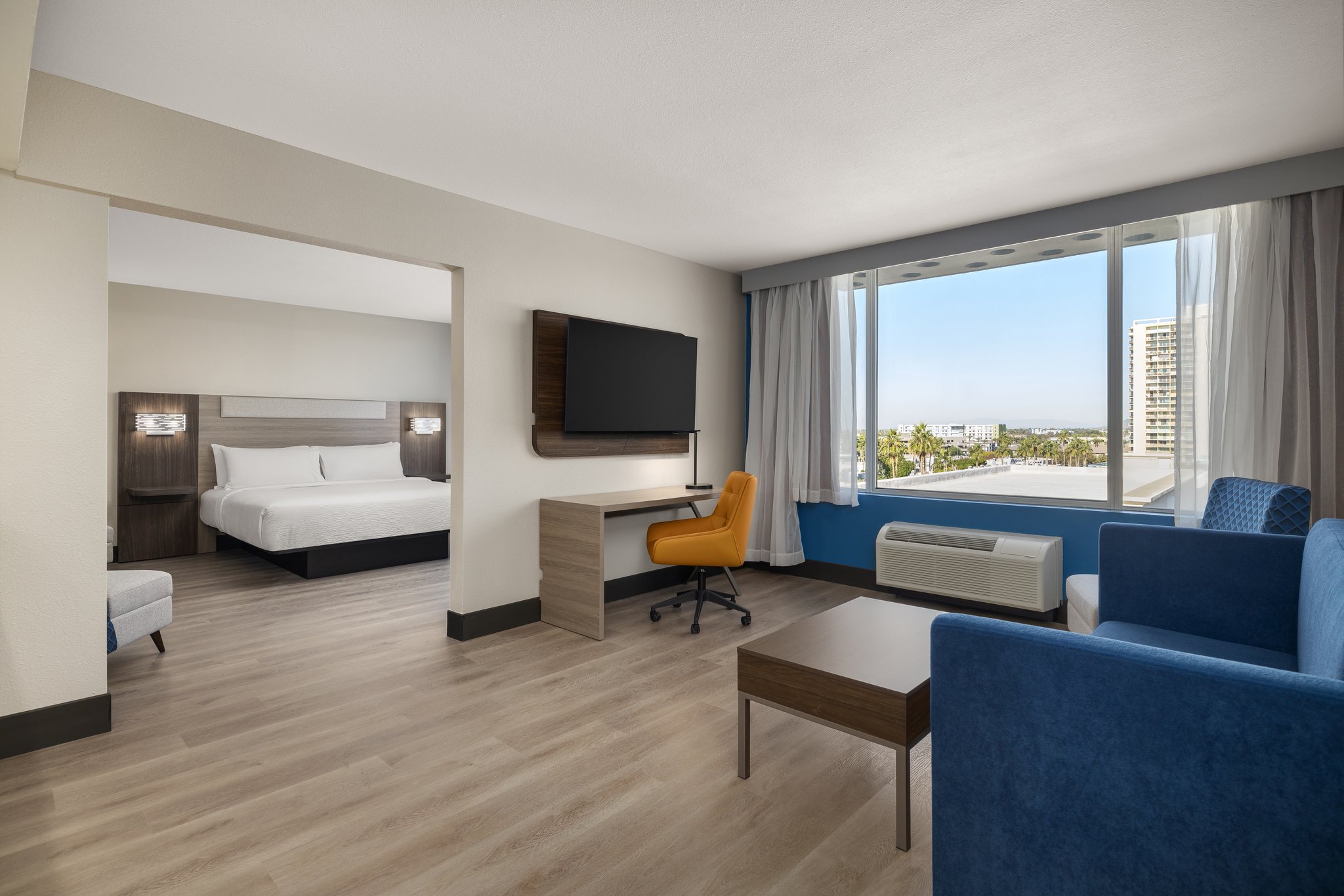 Holiday Inn Express & Suites Phoenix - Midtown by IHG Image