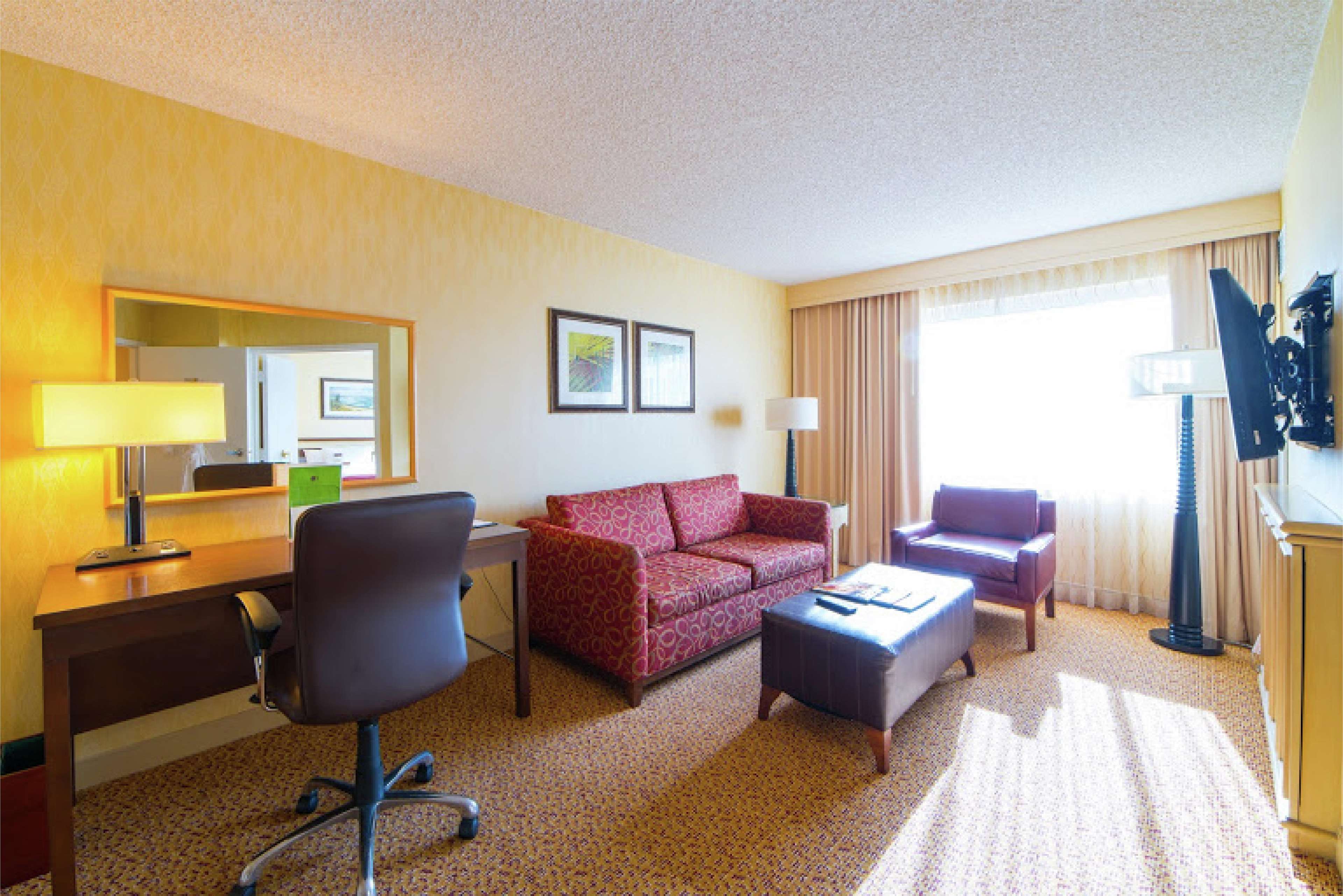 DoubleTree Suites by Hilton Hotel Santa Monica Photo