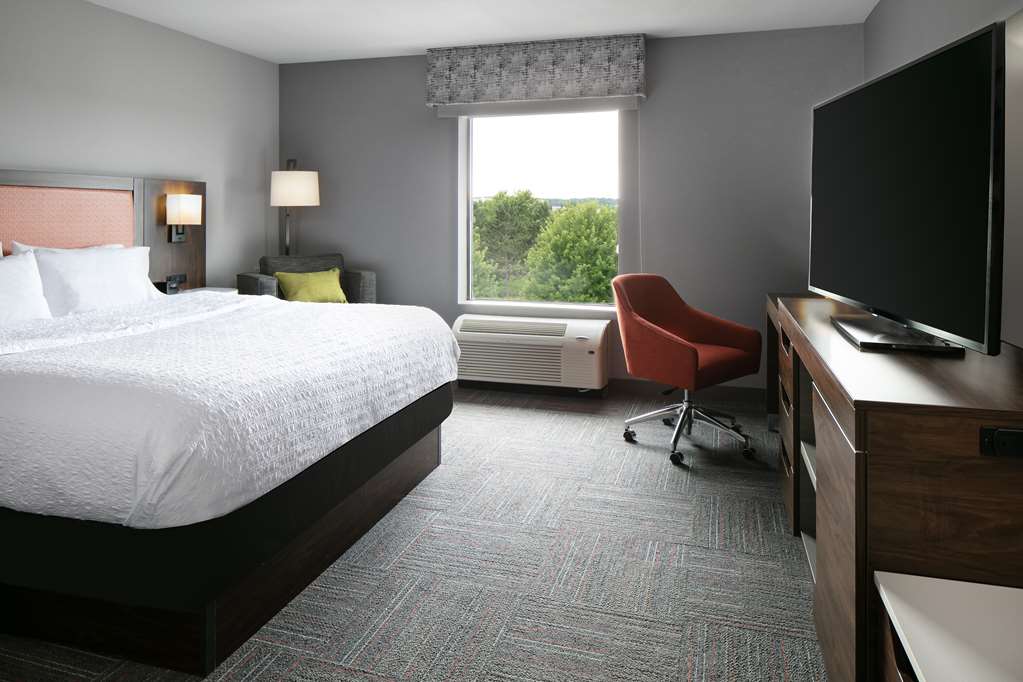 Hampton Inn & Suites by Hilton West Bend Image
