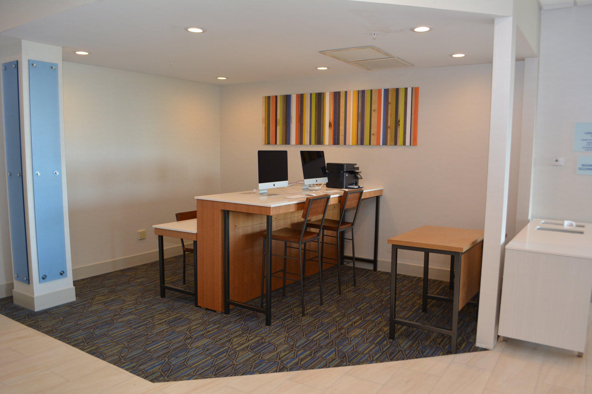 Holiday Inn Express & Suites Waterville - North Photo