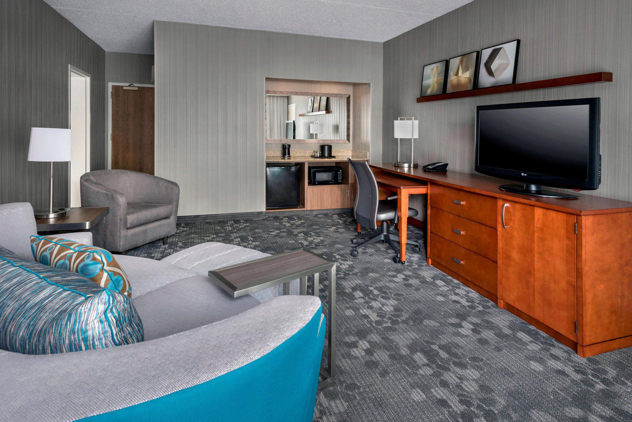 Courtyard by Marriott Newark Liberty International Airport Photo