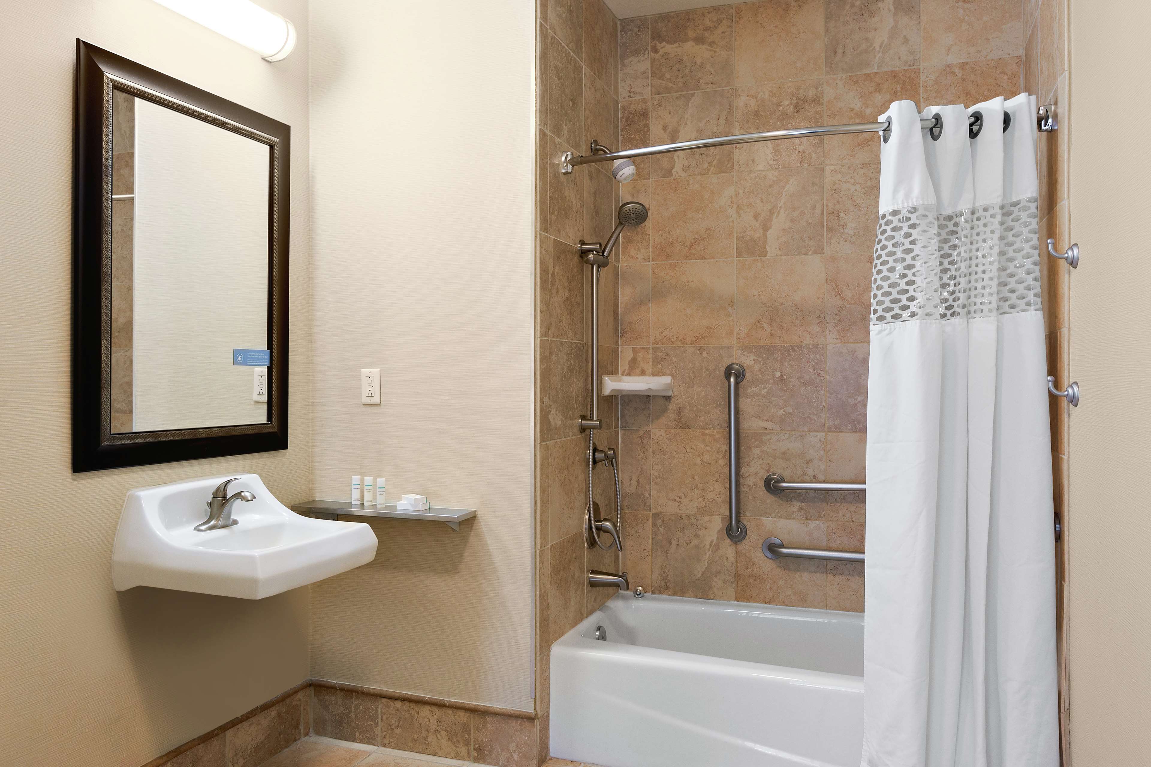 Guest room bath