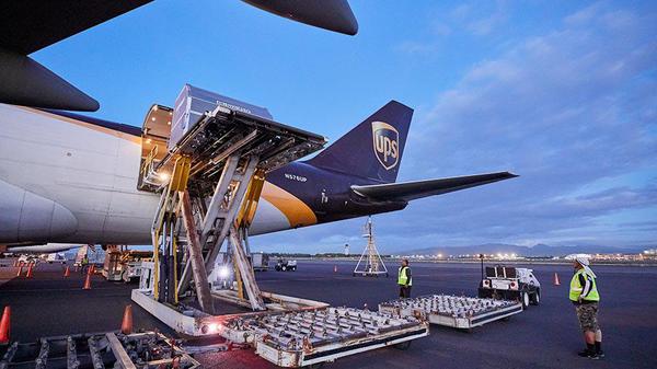 Las puertas del almacén del avión de UPS se abren para recibir la siguiente carga de UPS 2nd Day Air.