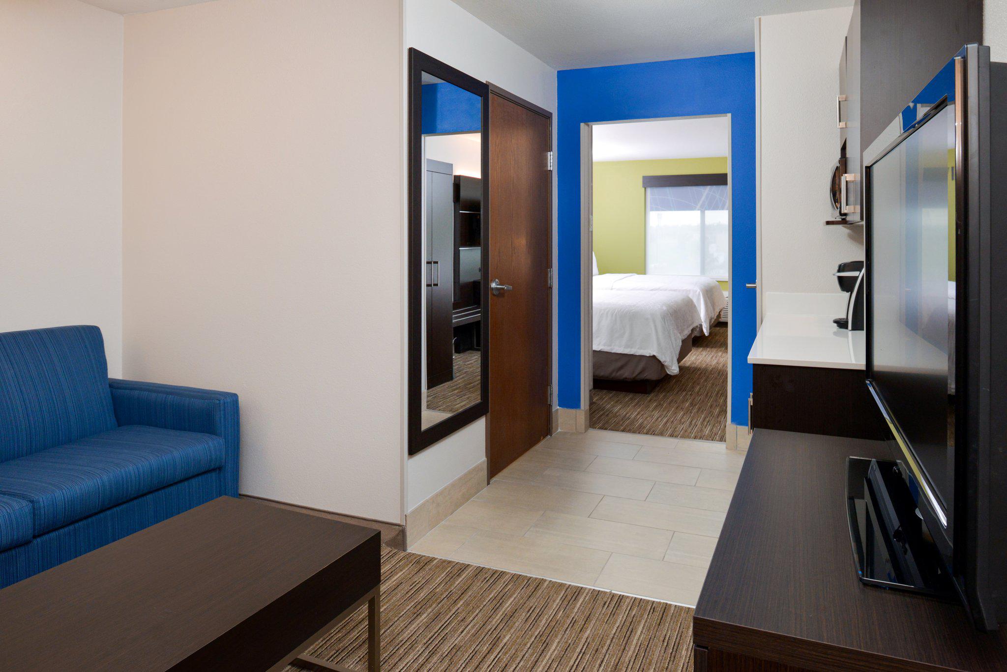 Holiday Inn Express & Suites Pueblo North Photo