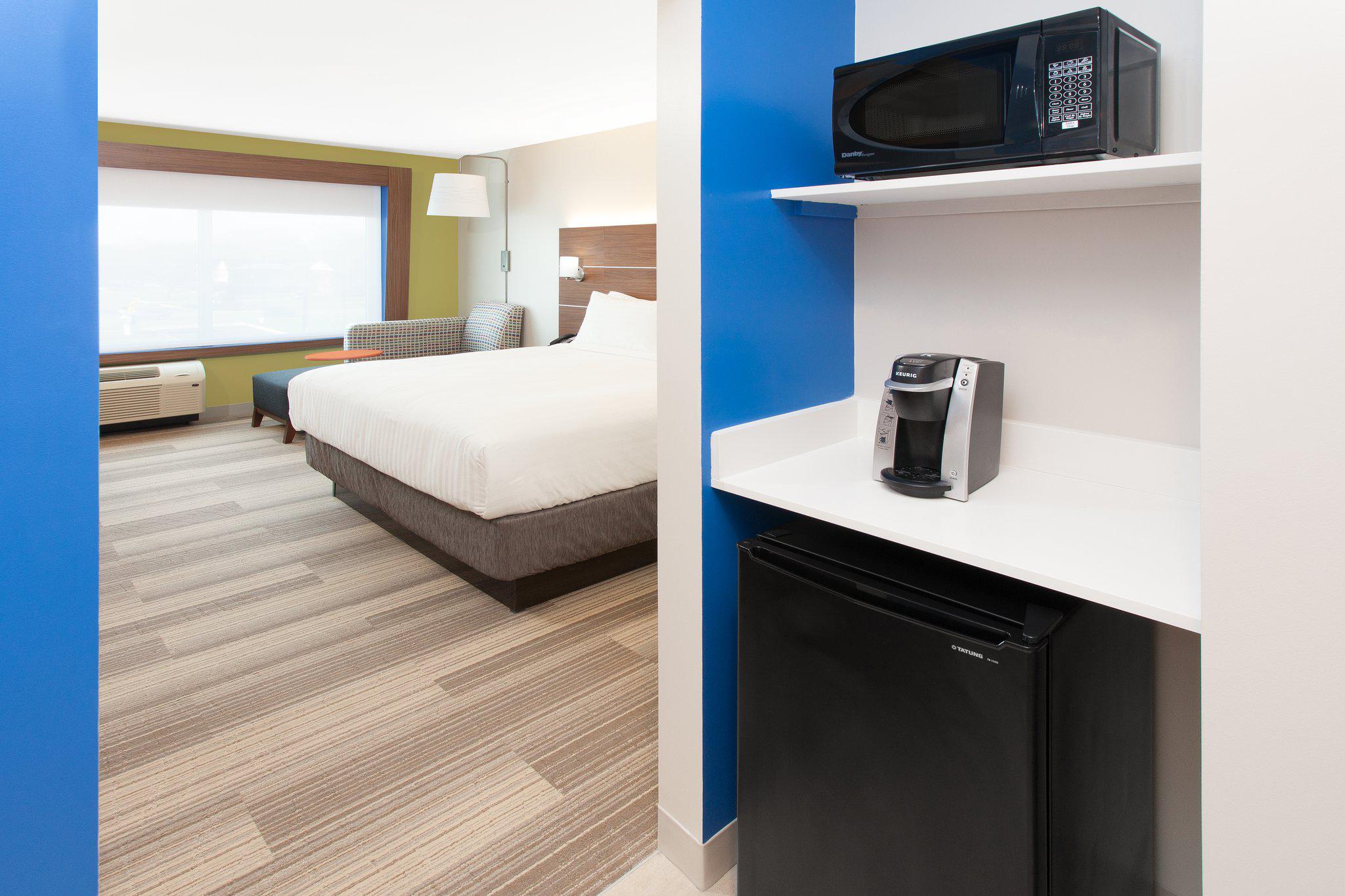 Holiday Inn Express & Suites Sterling Heights-Detroit Area Photo