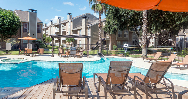 Images Oaks at Greenview Apartments