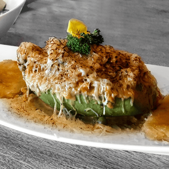 Palta Gratinada con Camarón y Cangrejo