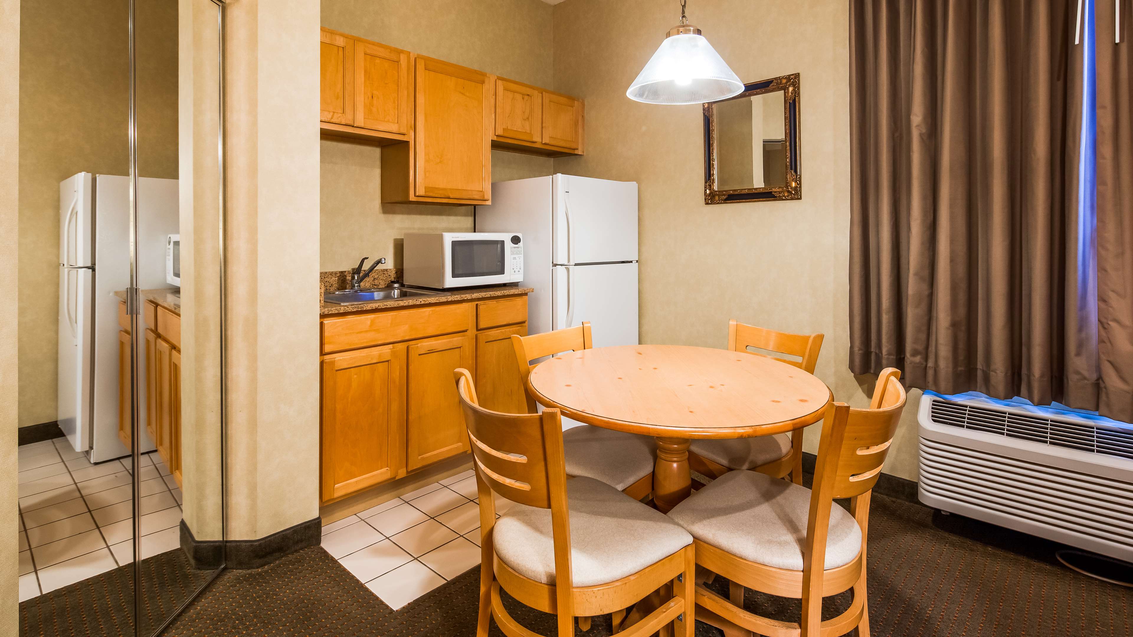 Best Western Plus Revere Inn & Suites Photo