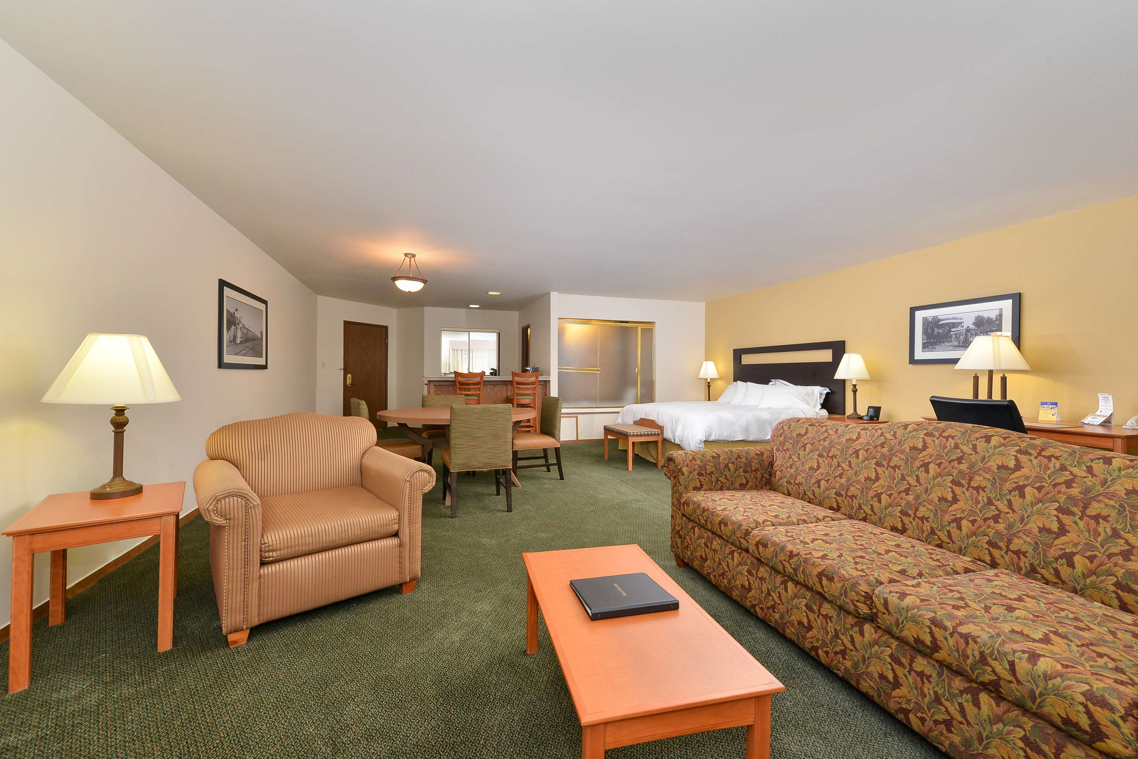 Best Western Plus Plaza Hotel Photo