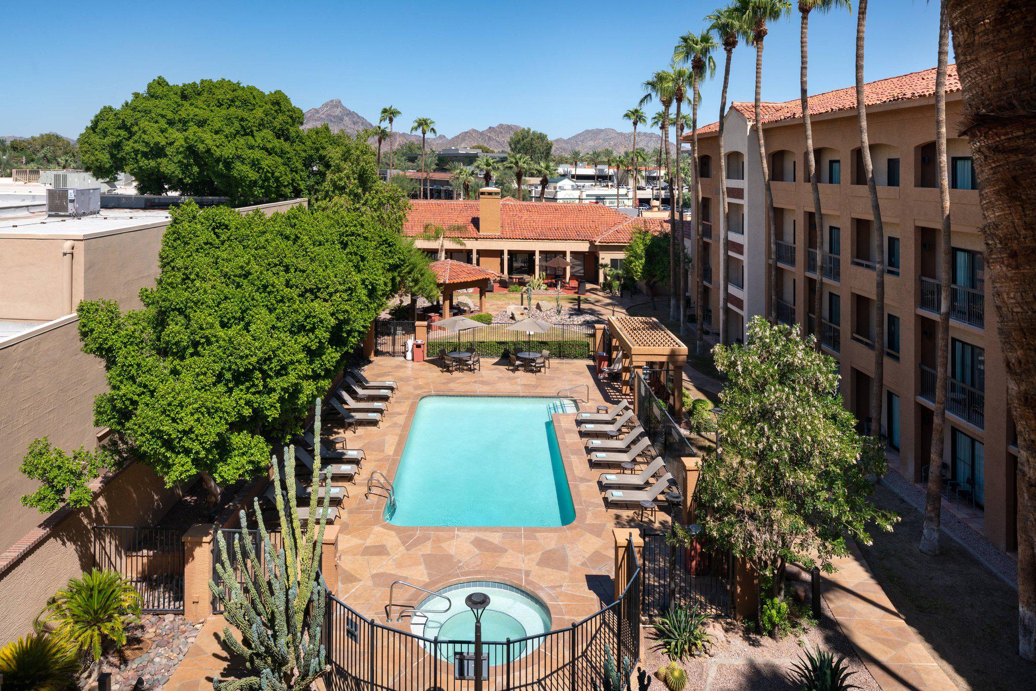 Courtyard by Marriott Phoenix Camelback Photo