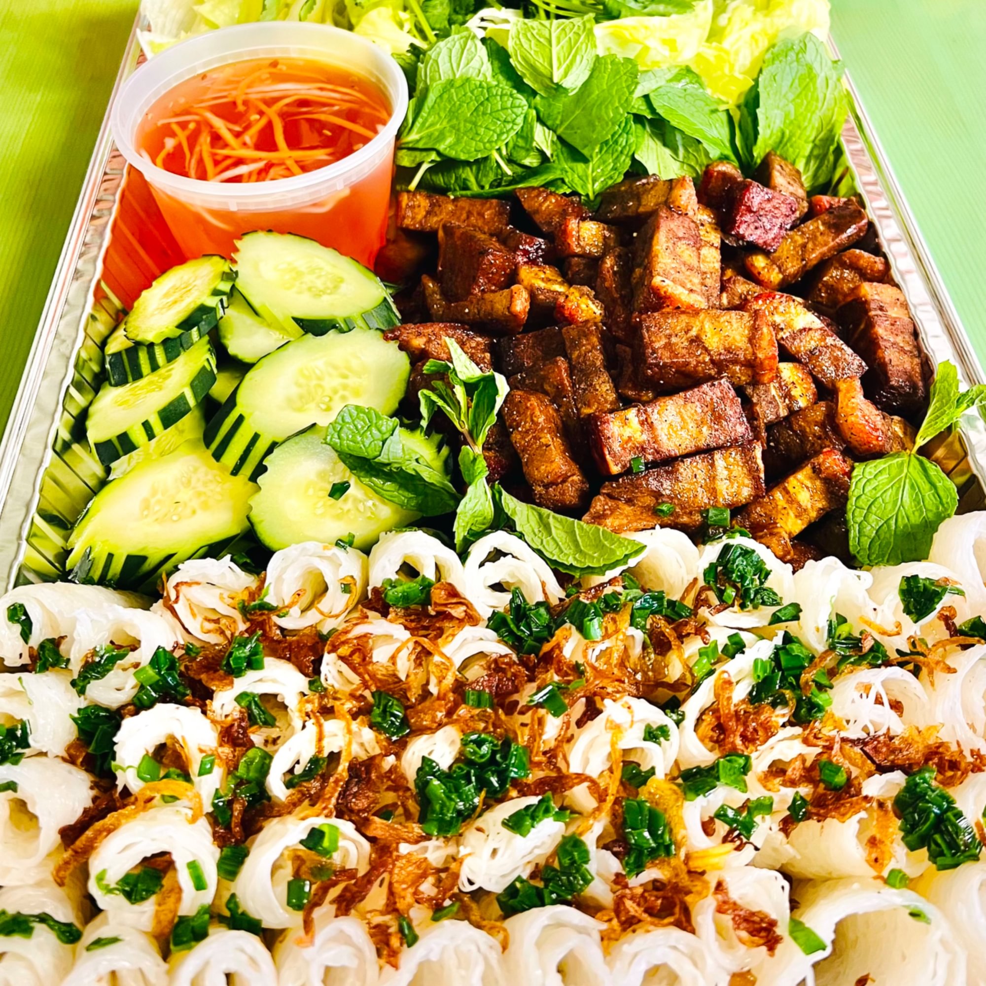 T8. Pork Noodles S/L (tray Bánh Hỏi Heo)