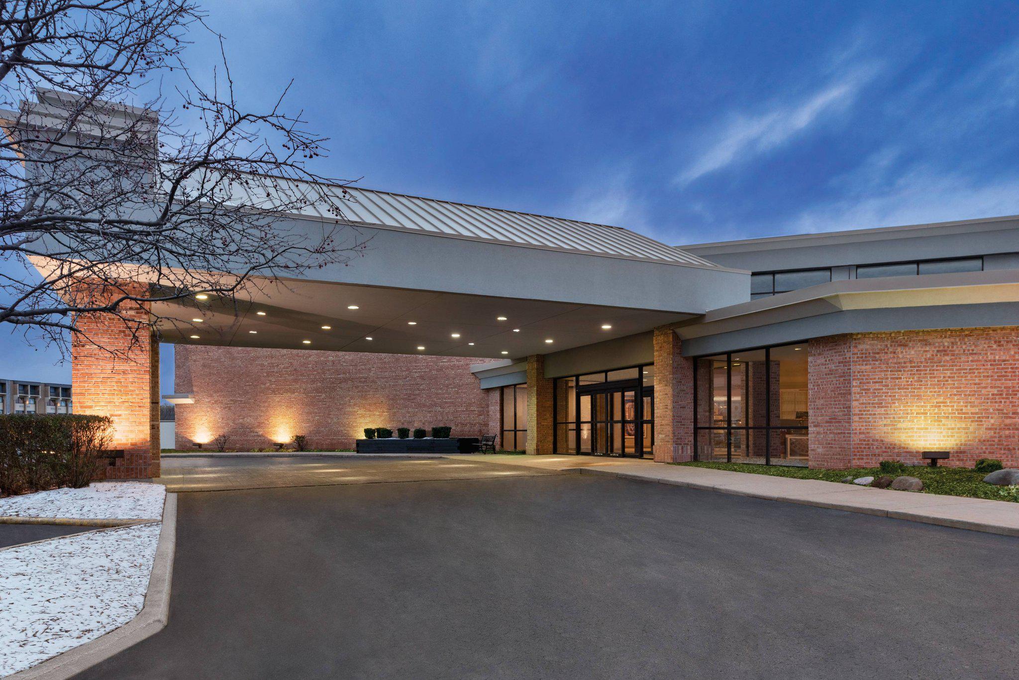 Milwaukee Airport Hotel Photo