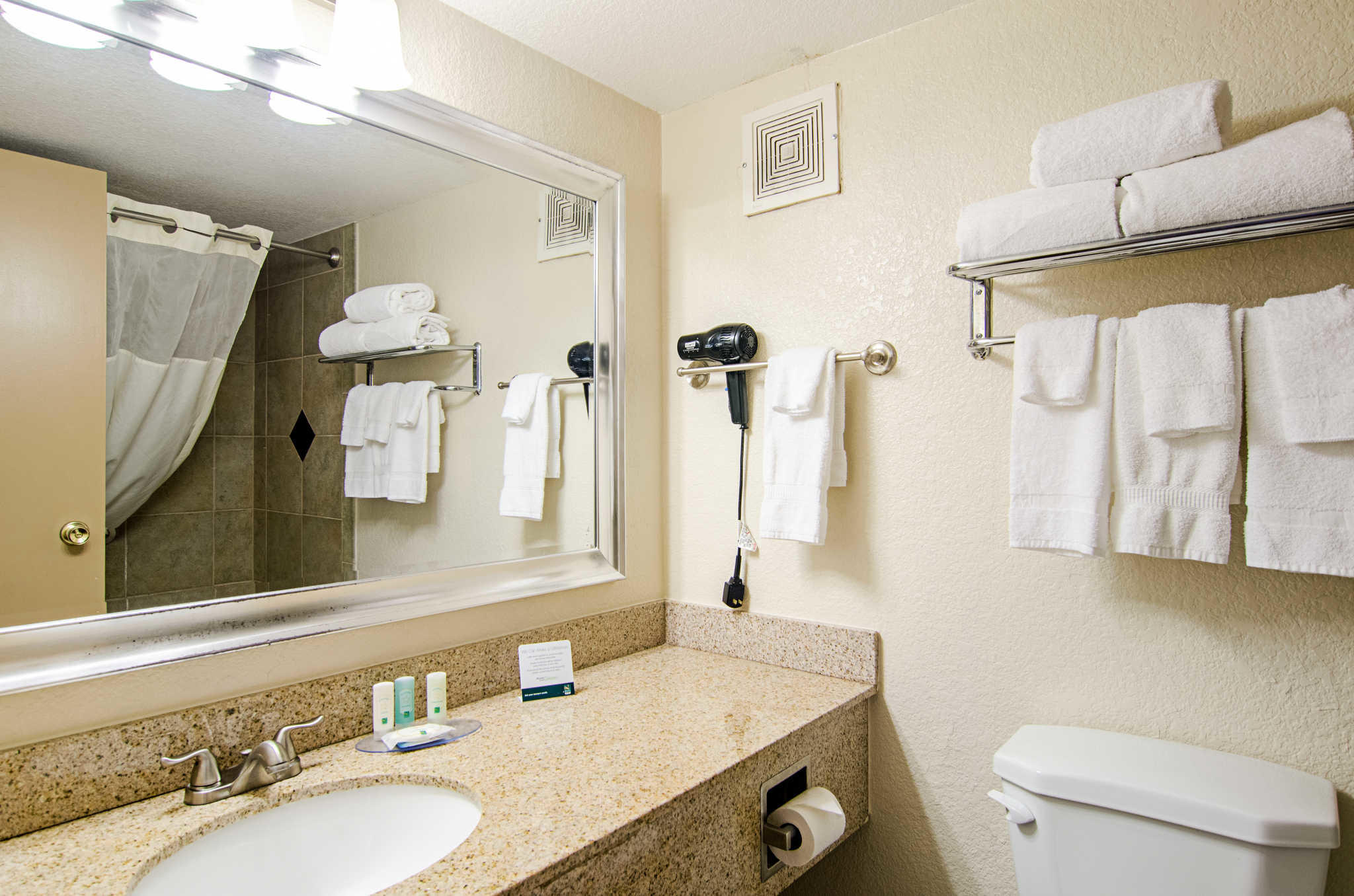 Quality Inn & Suites Denver Stapleton Photo