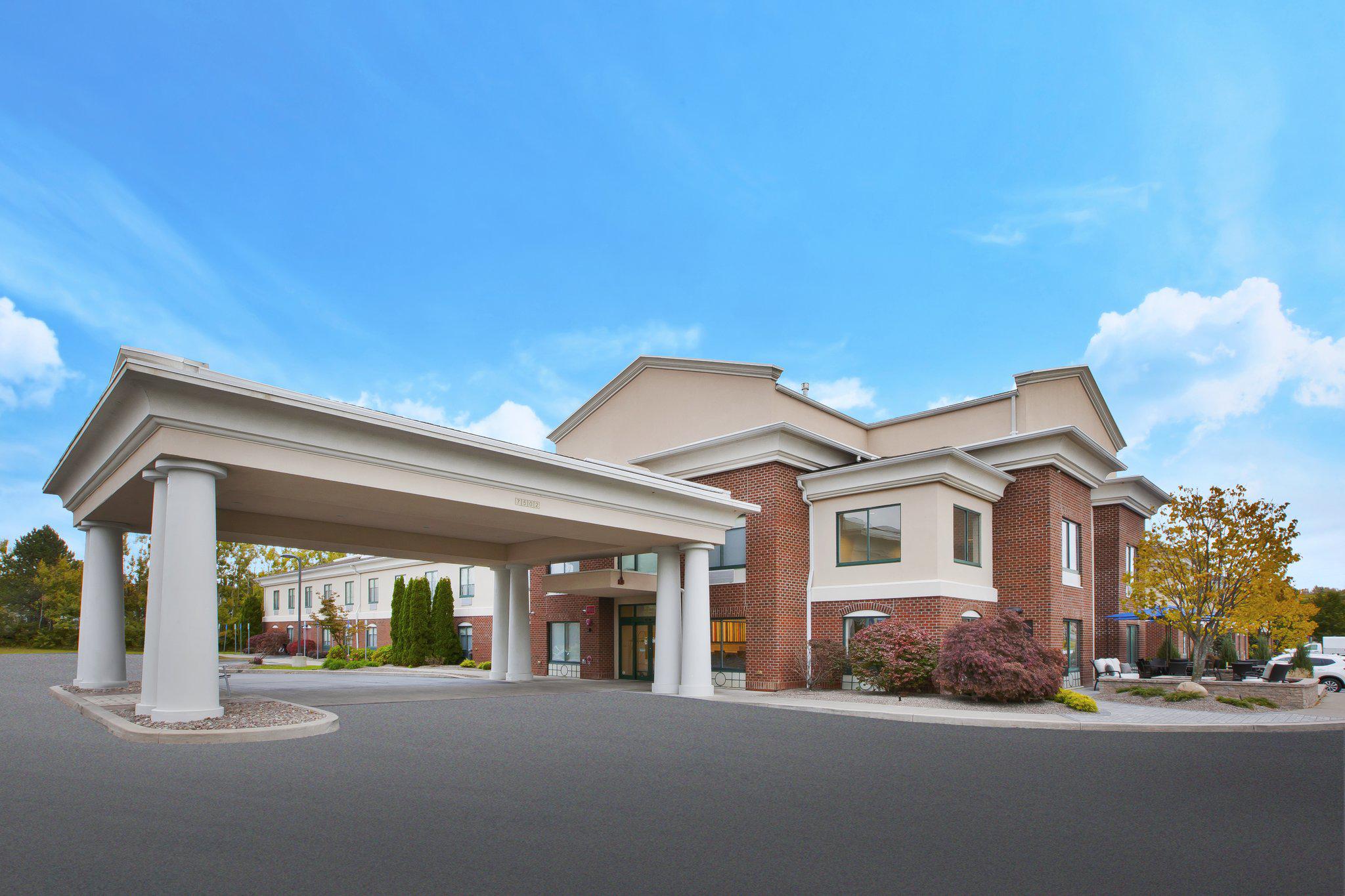 Holiday Inn Express & Suites Rochester-Victor Photo