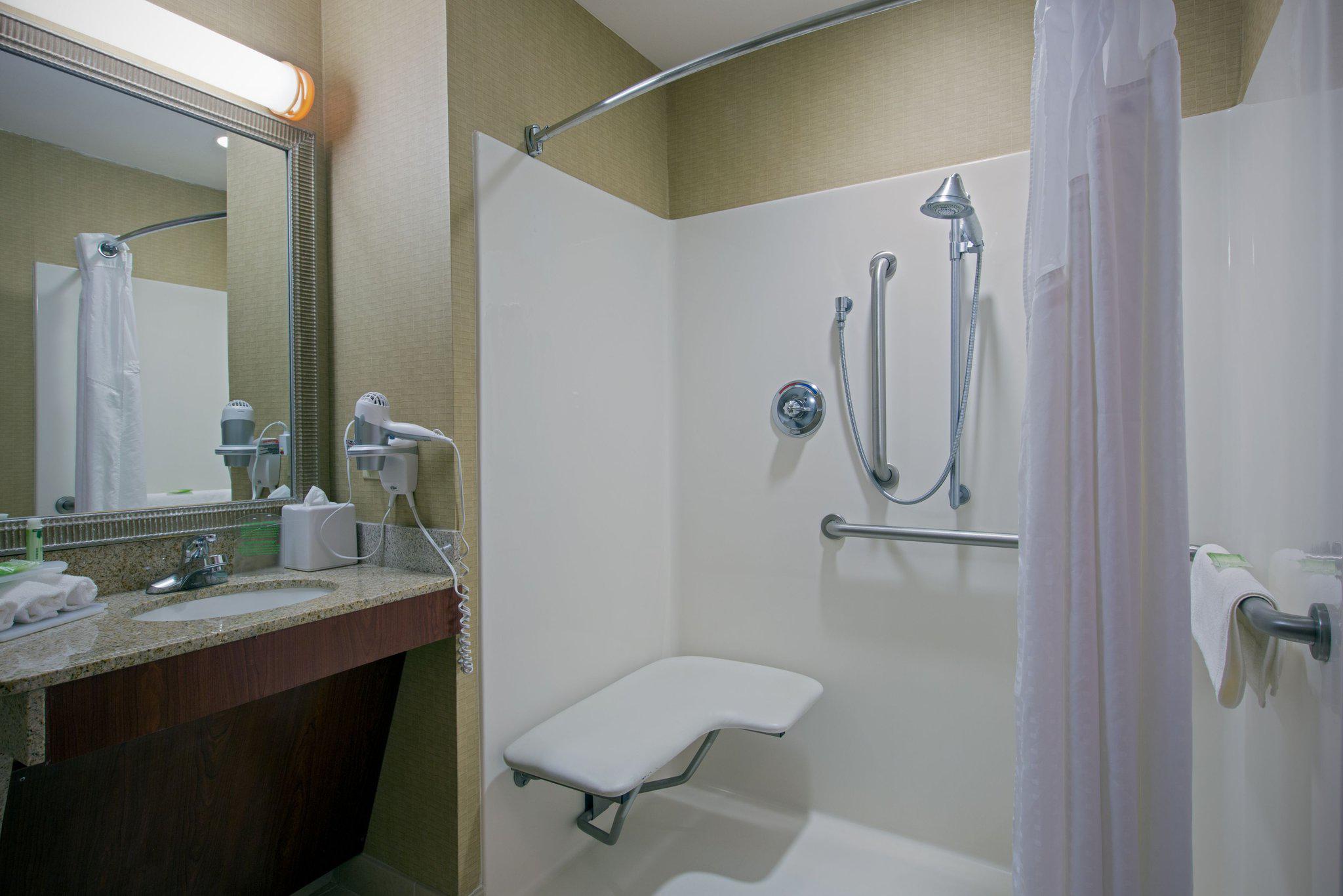 Holiday Inn Express & Suites Jackson - Flowood Photo