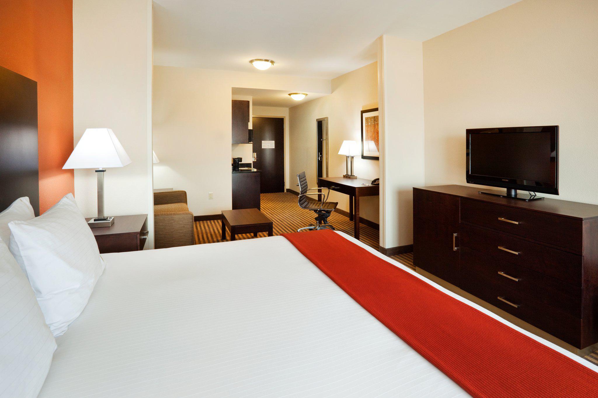 Holiday Inn Express & Suites Charlotte Southeast - Matthews Photo