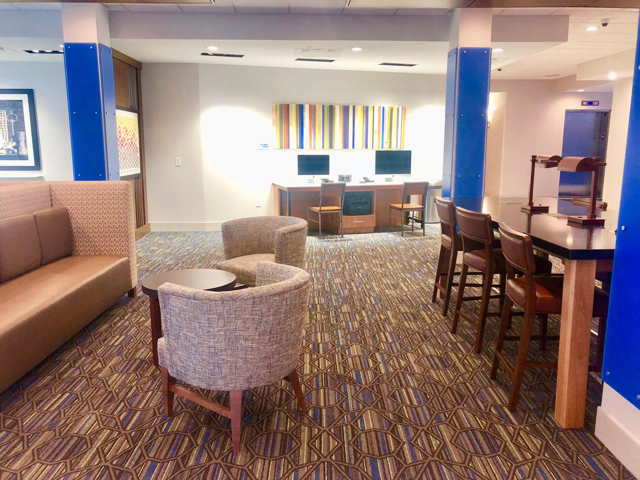 Holiday Inn Express & Suites Macon North Photo