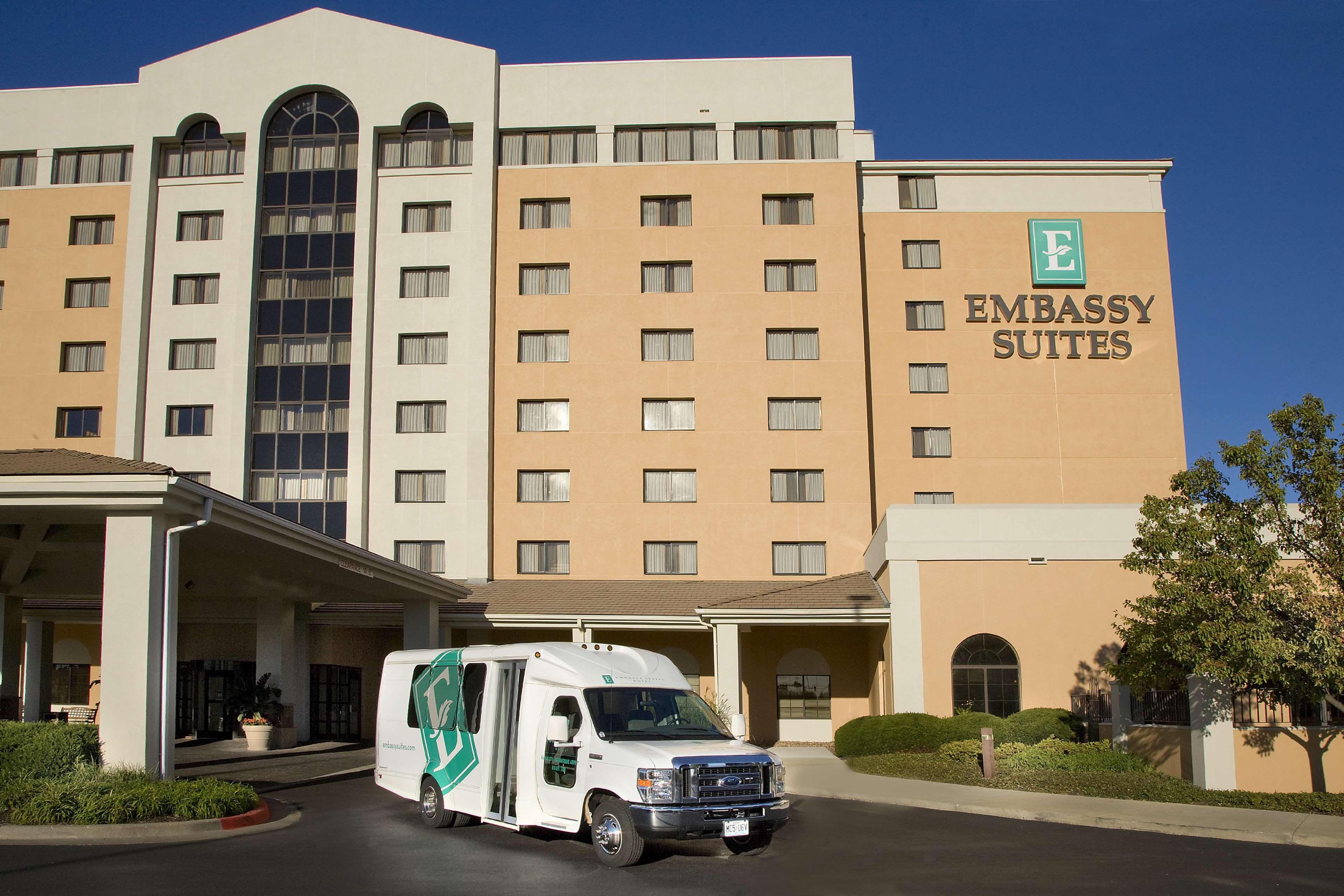 Embassy Suites by Hilton Kansas City International Airport Photo