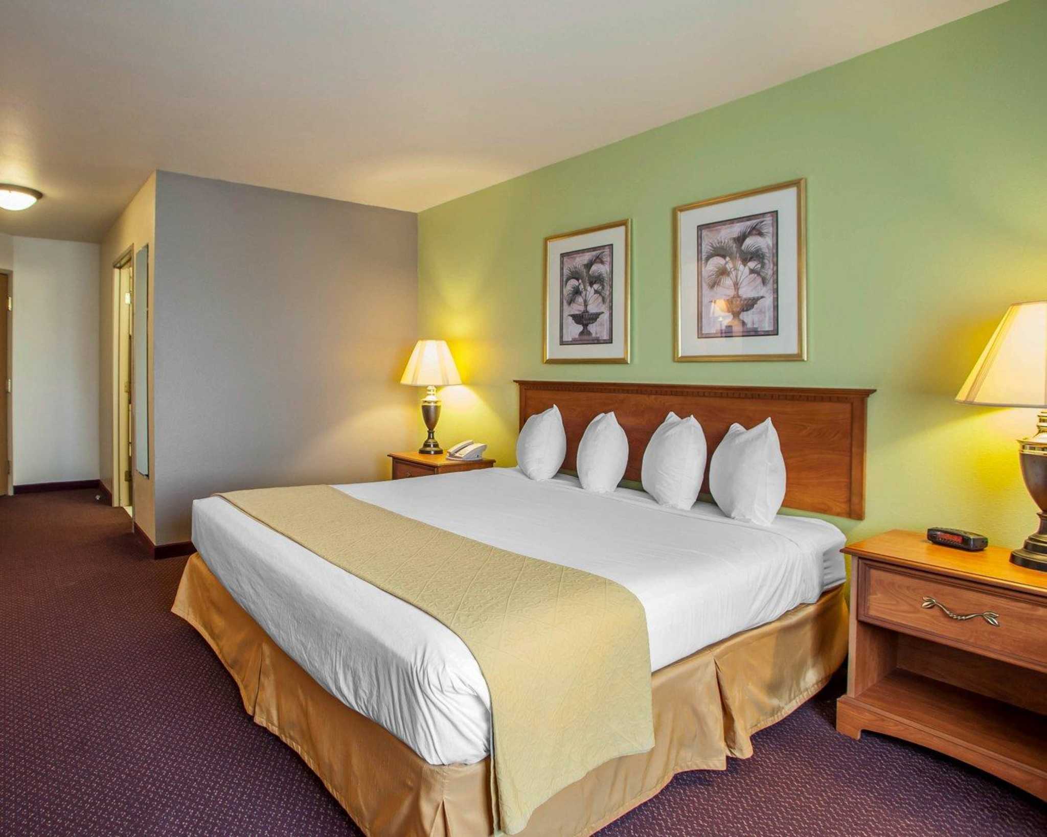 Quality Inn & Suites in Hannibal, MO (573) 2214...