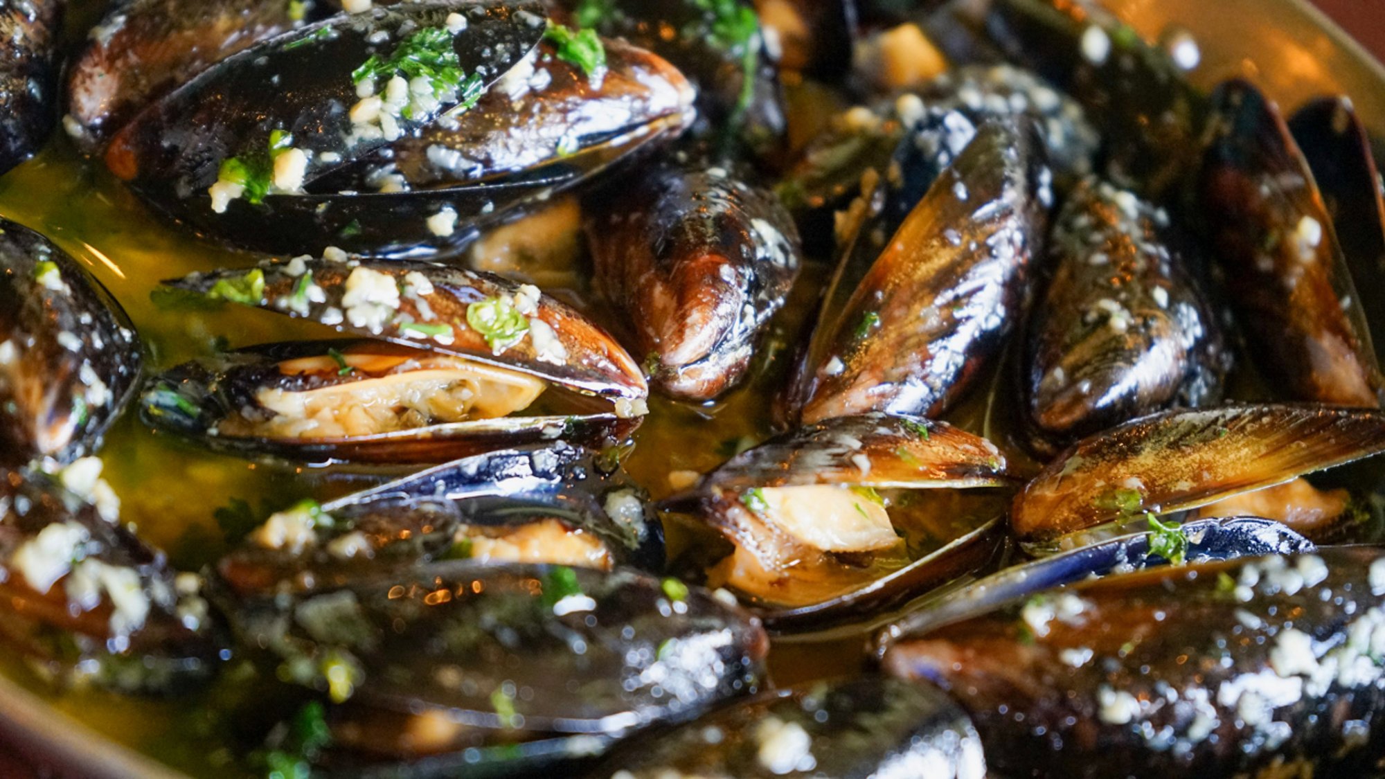 Black Mussels in Garlic Sauce