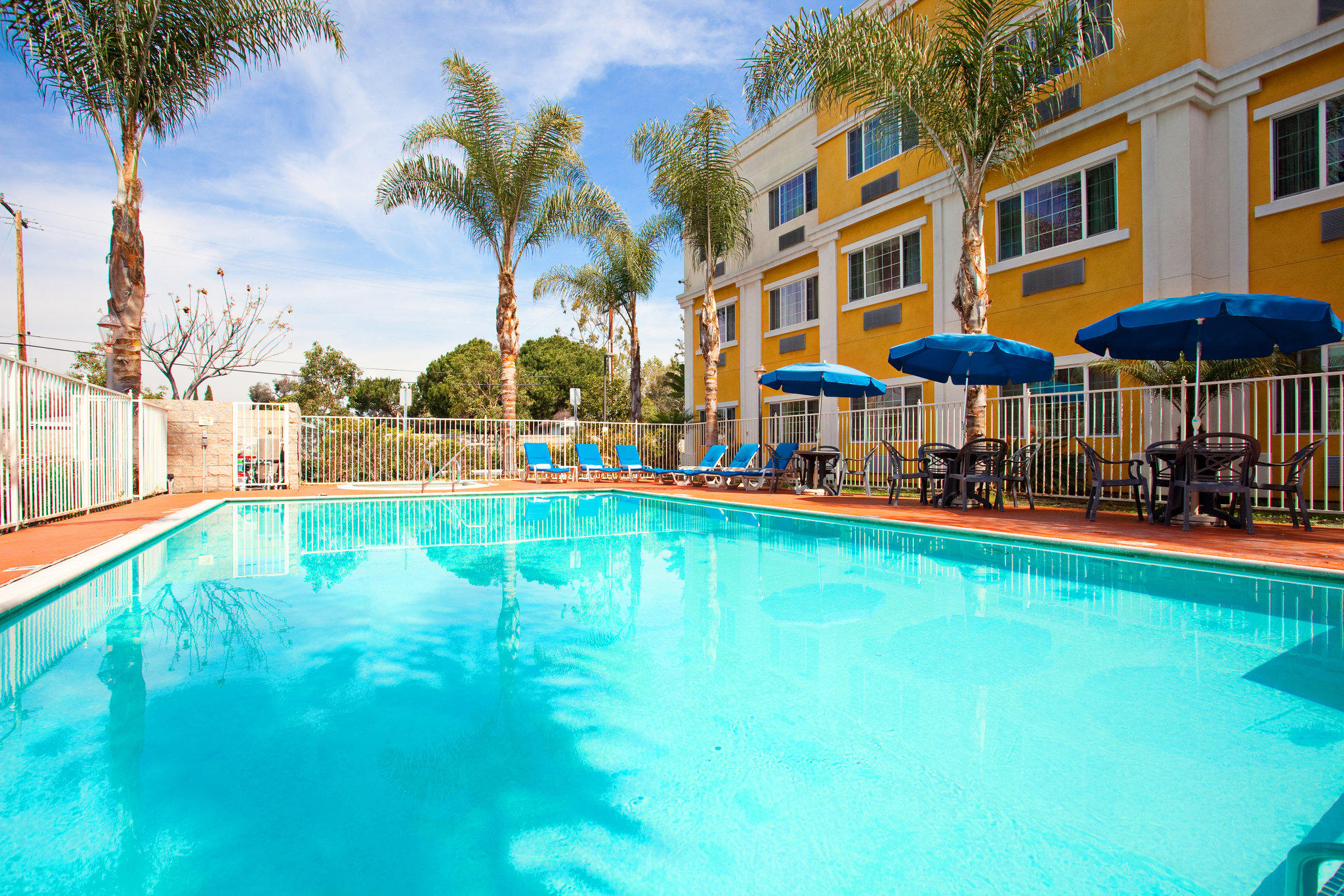 Holiday Inn Express & Suites Garden Grove-Anaheim South Photo