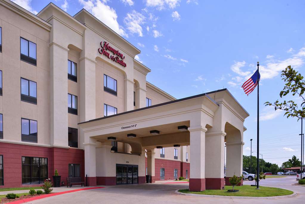 Hampton Inn &amp; Suites Woodward Logo