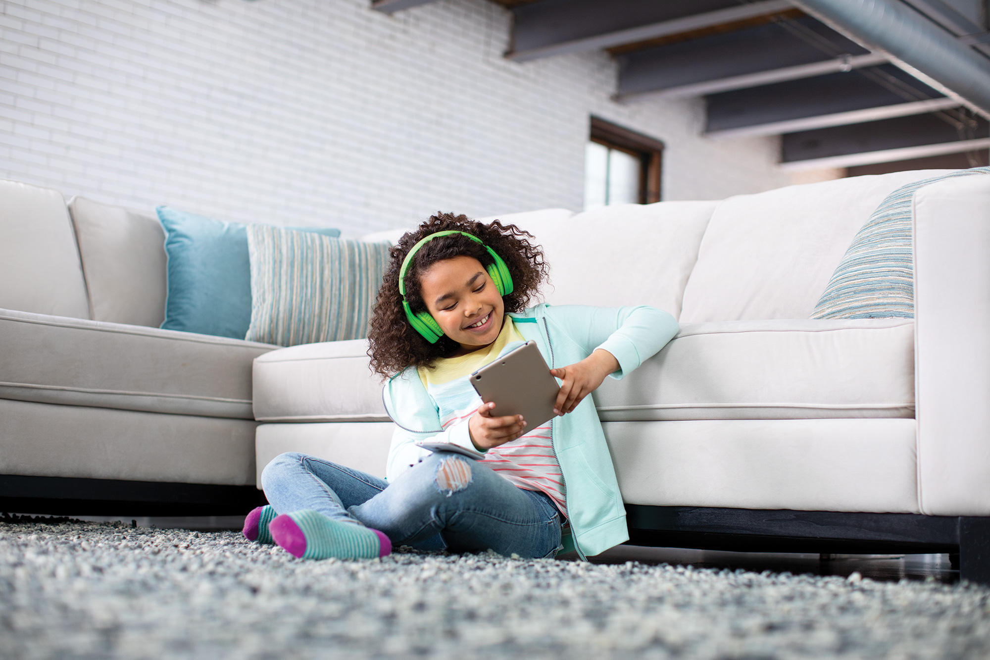 niña con auriculares