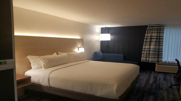 Images Holiday Inn Express Williamsbrg Busch Gardens Area by IHG