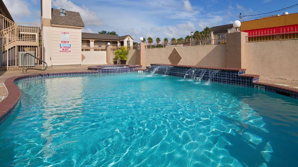 Outdoor Pool & Hot Tub