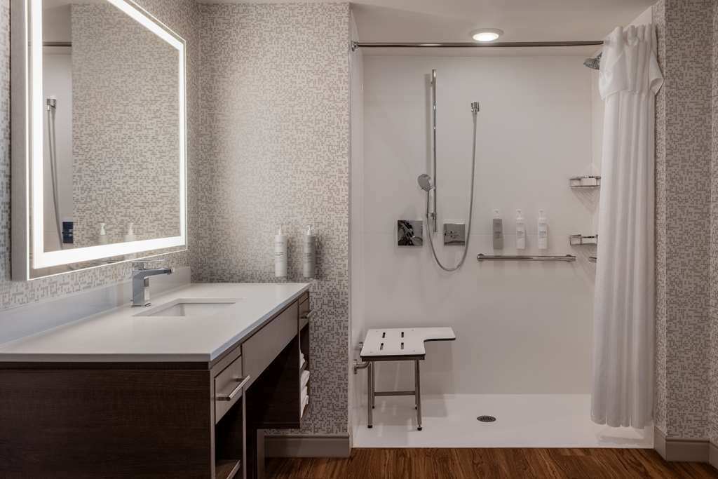 Guest room bath
