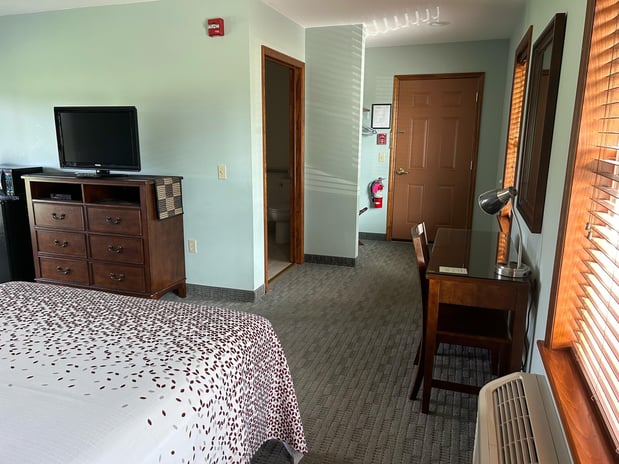 Images Redwood Inn & Suites