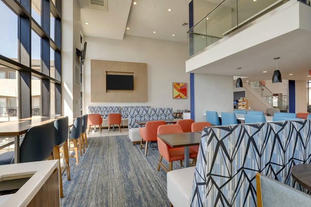 Images Holiday Inn Express & Suites Branson 76 Central by IHG