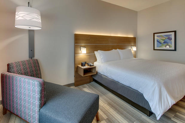 Images Holiday Inn Express & Suites Nashville Metrocenter Downtown by IHG