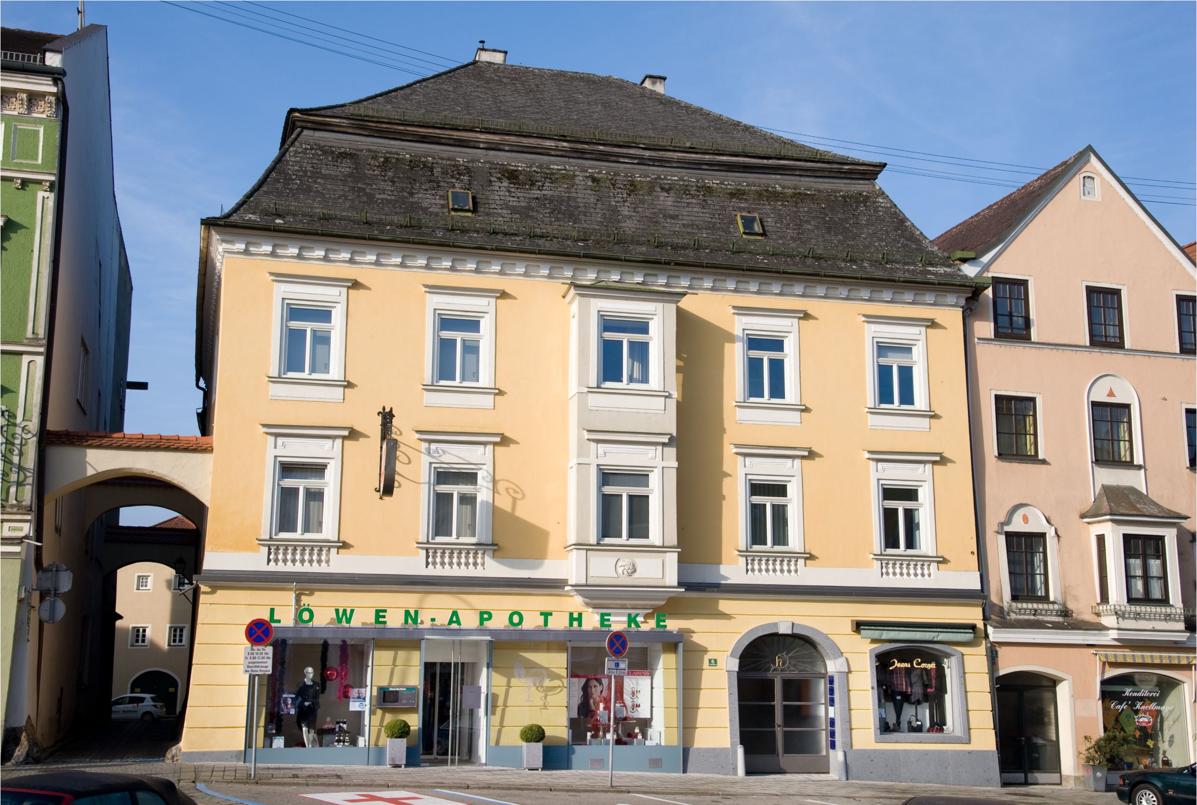 Löwen-Apotheke Mag. Hopfer OG, Stadtplatz 6 in Braunau am Inn