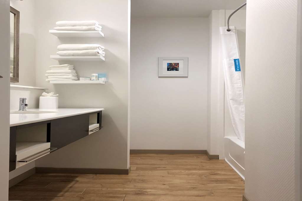 Guest room bath