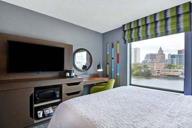 Images Hampton Inn & Suites Newark-Harrison-Riverwalk