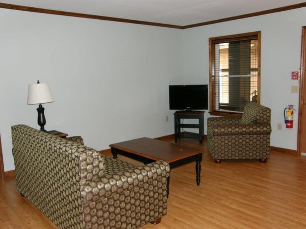 Images Redwood Inn & Suites