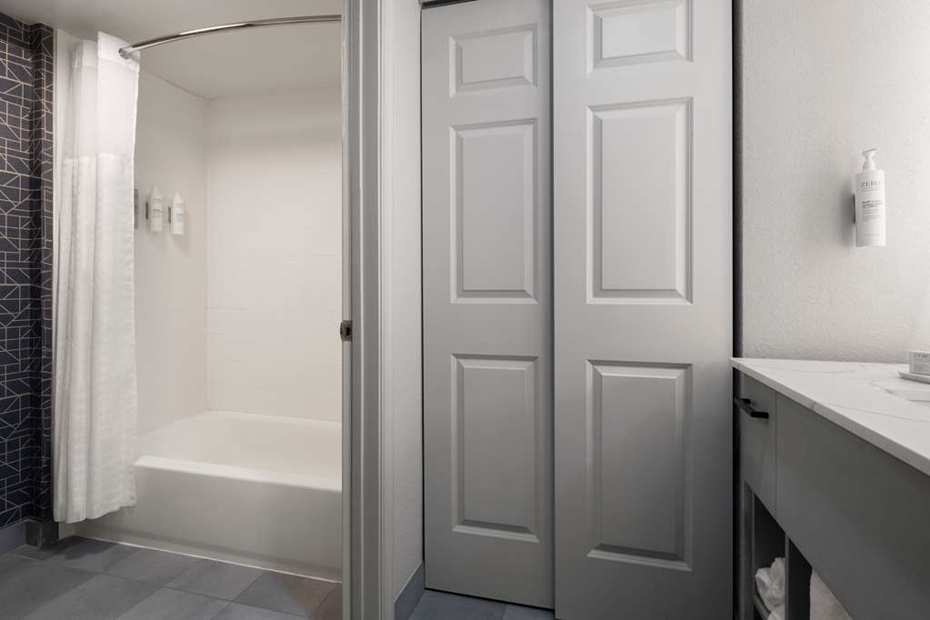 Guest room bath