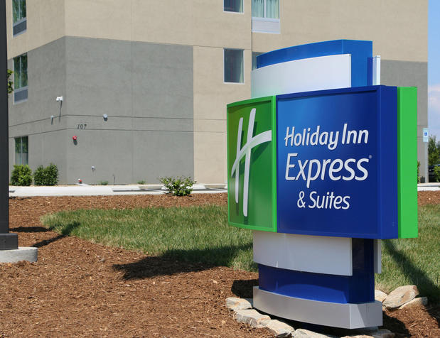 Images Holiday Inn Express & Suites Hendersonville SE - Flat Rock, an IHG Hotel
