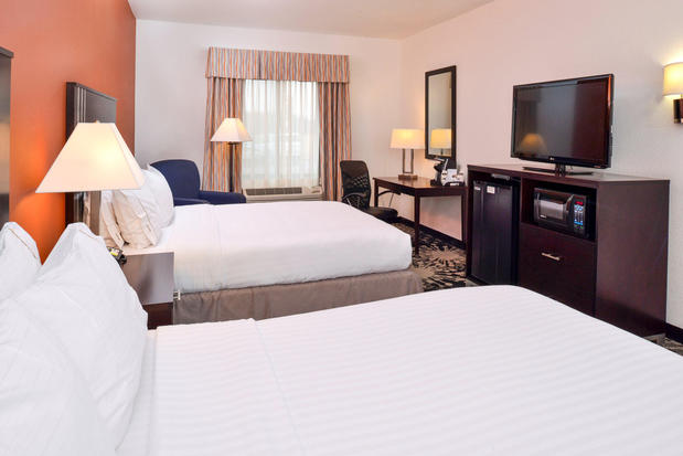Images Holiday Inn Express & Suites Greenfield, an IHG Hotel