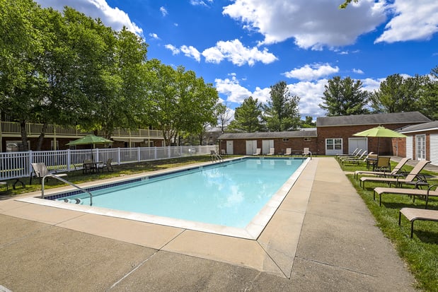 Images Country Manor Apartments